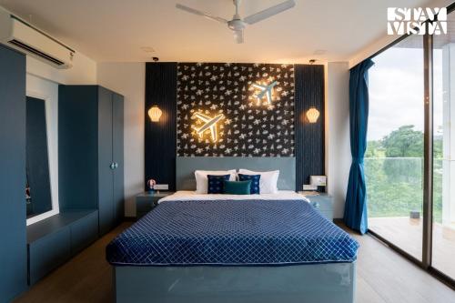 Cama o camas de una habitación en StayVista at Nilaya By The Lake with Infinity Pool