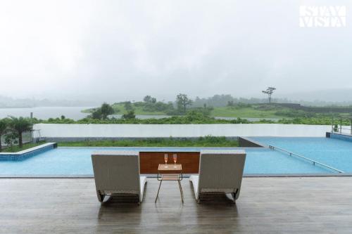 Piscina en o cerca de StayVista at Nilaya By The Lake with Infinity Pool