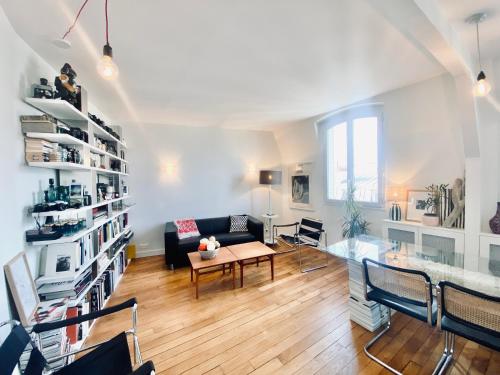 un salon avec un canapé et une table dans l'établissement 3 pièces lumineux paris Montmartre, à Paris