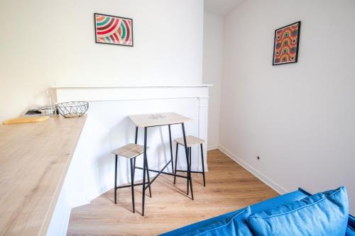 - un salon avec une table et deux tabourets dans l'établissement L'Eclipse Amboisienne - Appart. 2 pers., à Amboise