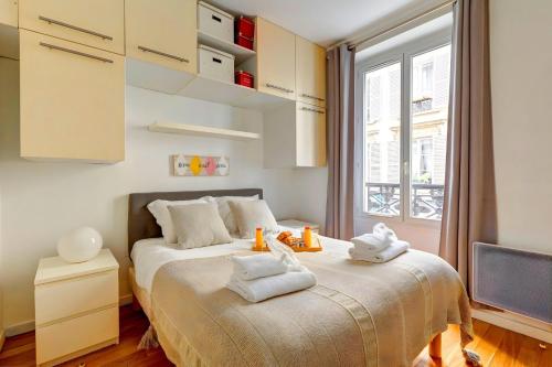 une chambre avec un lit avec des serviettes dessus dans l'établissement Bluestay 236 - Superbe appartement à Paris, à Paris