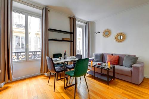 un salon avec une table et un canapé dans l'établissement Bluestay 236 - Superbe appartement à Paris, à Paris