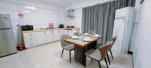 Η κουζίνα ή μικρή κουζίνα στο Ocean Breeze Apartment Hotel