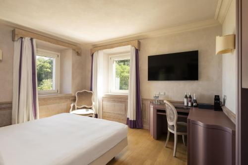a hotel room with a bed and a desk at Villa Lattanzi in Marina Palmense
