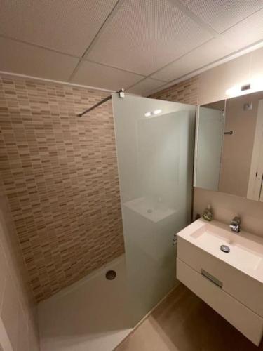 a bathroom with a sink and a mirror at Casa D'oro in Orihuela