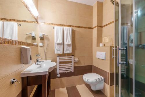 łazienka z toaletą, umywalką i prysznicem w obiekcie Hotel Pod Szrenicą w Szklarskiej Porębie