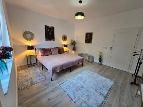 En eller flere senge i et værelse på Central City Residence