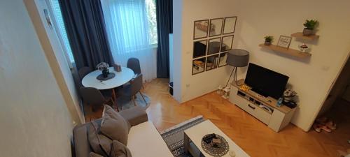 an overhead view of a living room with a table and a television at Stan na dan Bijeljina centar in Bijeljina
