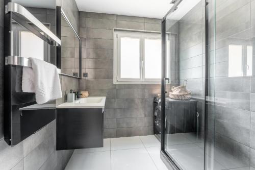 une salle de bain avec un lavabo et une douche dans l'établissement L'Amharique - À Lyon, 5min de la gare Part-Dieu, à Lyon