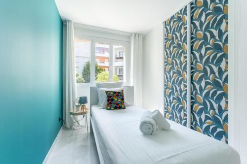 une chambre avec deux lits et une fenêtre dans l'établissement L'Amharique - À Lyon, 5min de la gare Part-Dieu, à Lyon