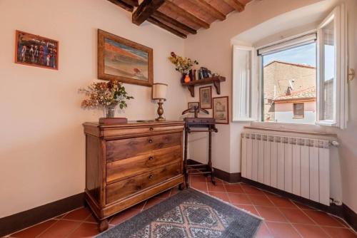 a room with a dresser and a window at Magnifica residenza a Manciano - Terme di Saturnia in Manciano