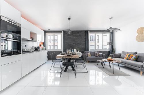une cuisine et un salon avec une table et des chaises dans l'établissement L'Amharique - À Lyon, 5min de la gare Part-Dieu, à Lyon