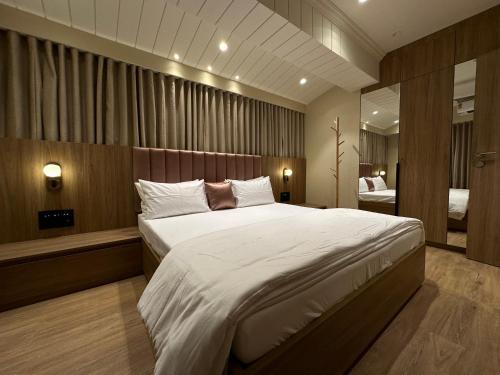 Postel nebo postele na pokoji v ubytování Rudraya Homes - Cozy Premium Serviced Apartments Khar - next to Bandra