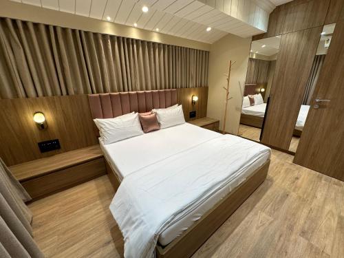 Postel nebo postele na pokoji v ubytování Rudraya Homes - Cozy Premium Serviced Apartments Khar - next to Bandra