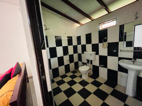 ハバラナにあるRailway Bungalowのトイレと洗面台付きのバスルーム