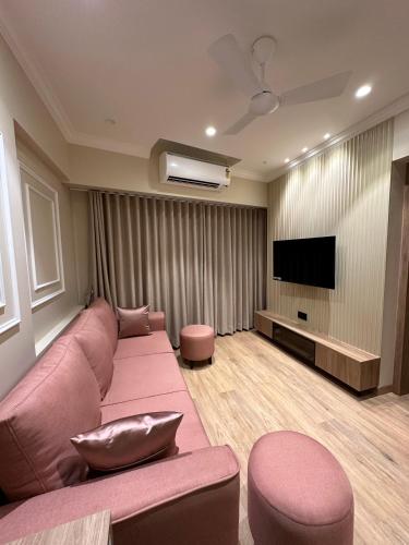 TV a/nebo společenská místnost v ubytování Rudraya Homes - Cozy Premium Serviced Apartments Khar - next to Bandra