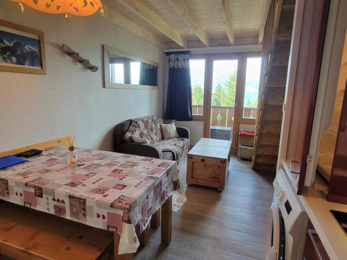 un salon avec une table et un canapé dans l'établissement Duplex rénové 3P+cabine 6 pers, balcon, vue Mont Blanc - FR-1-181-2732, à La Plagne Tarentaise