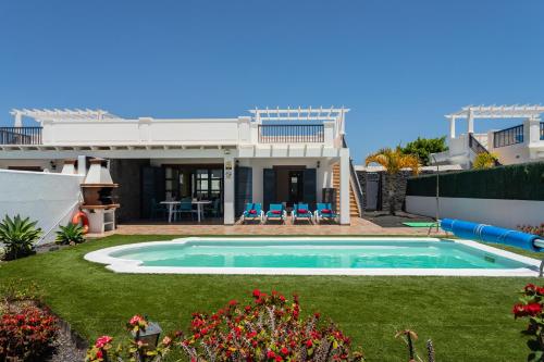 a villa with a swimming pool and a house at Villas Susaeta in Playa Blanca