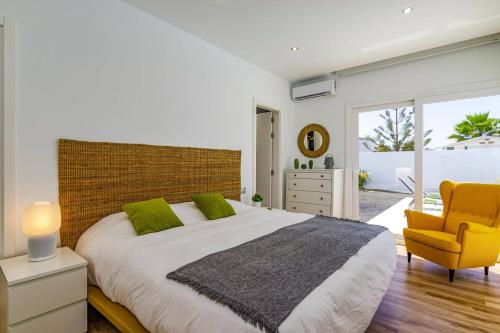 En eller flere senge i et værelse på Villa Bolboreta by Villa Plus