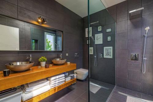 Et badeværelse på Villa Bolboreta by Villa Plus