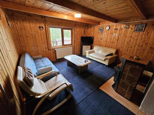 ein Wohnzimmer mit Sofa und Tisch in der Unterkunft Vila Artemis in Rausor