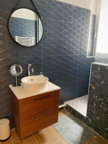 une salle de bain avec un lavabo et un miroir dans l'établissement Joli cocon paisible au coeur du Panier, à Marseille