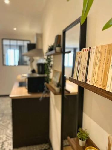 une pièce avec un comptoir avec des livres sur une étagère dans l'établissement Joli cocon paisible au coeur du Panier, à Marseille