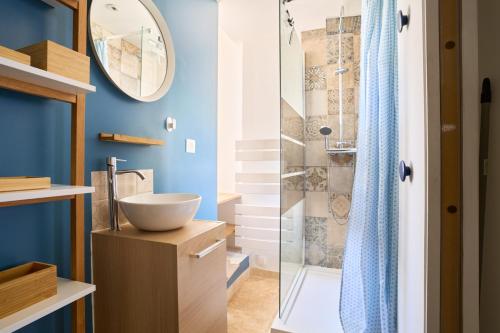 une salle de bain avec un lavabo et une douche dans l'établissement Appartement en plein coeur historique et animé, à Avignon