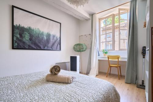 - une chambre avec un lit et une grande photo sur le mur dans l'établissement Appartement en plein coeur historique et animé, à Avignon