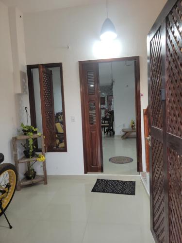 a living room with a door and a mirror at Casa Sophis Hospedaria Praia do Preá in Prea
