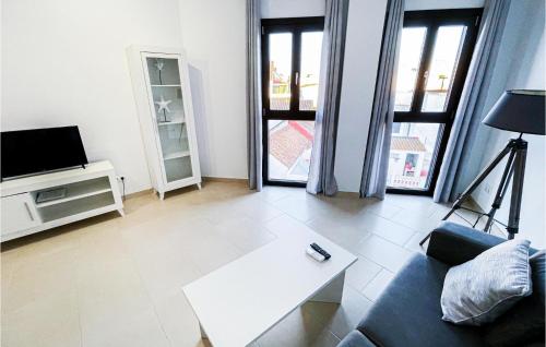 TV a/nebo společenská místnost v ubytování 1 Bedroom Nice Apartment In Estepona
