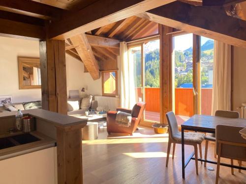 un salon avec une table à manger et un salon dans l'établissement Appartement 1004 Grand Sud, à Courchevel