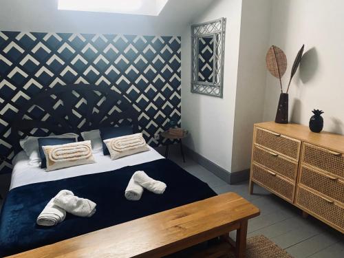 - une chambre avec un lit et des chaussons dans l'établissement Ferme restaurée de vacance, à Xaintrailles