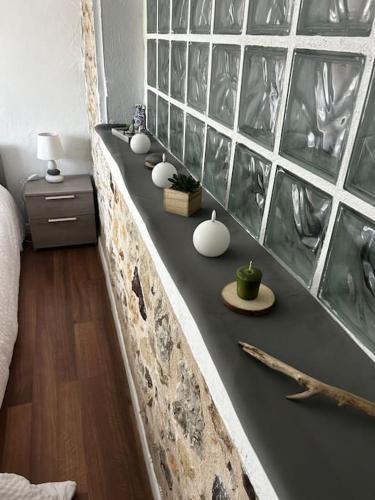 Cette chambre dispose d'un comptoir avec des vases sur un mur. dans l'établissement Ancienne petite bastide provençale, à Sanary-sur-Mer