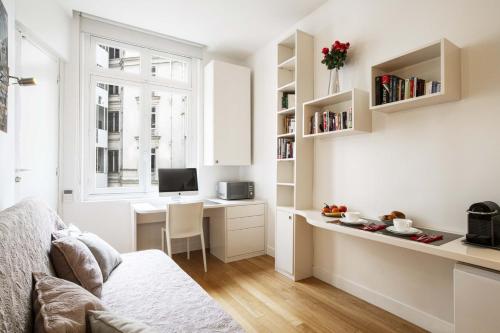 - un salon avec un bureau et un ordinateur dans l'établissement Tiny House St Germain, à Paris