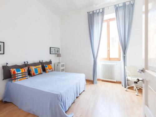 ローマにあるSabelli Nightlife Apartment-LA SAPIENZA-TERMINI STATIONの白いベッドルーム(ベッド1台、窓付)