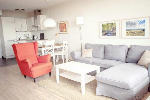 een woonkamer met een bank en een tafel bij Schöne Aussicht in Hohegeiß