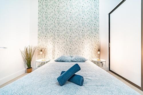 une chambre avec un lit avec deux oreillers bleus dessus dans l'établissement 