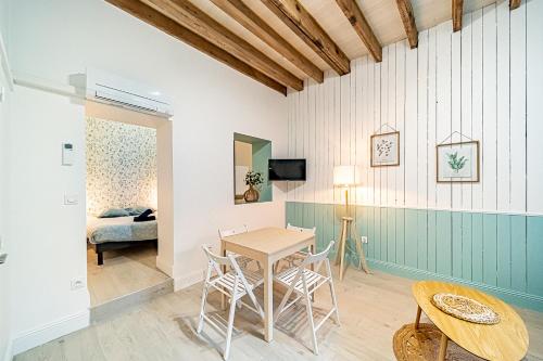 une pièce avec une table, des chaises et un lit dans l'établissement 