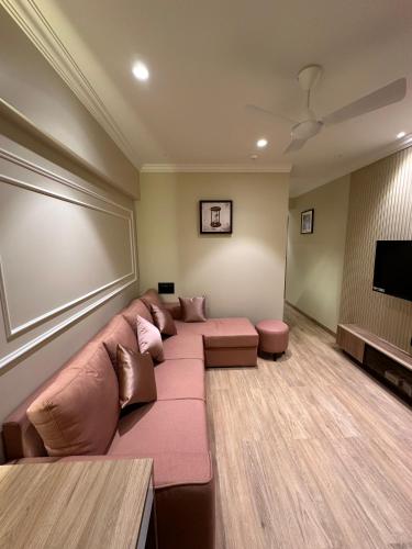 TV a/nebo společenská místnost v ubytování Rudraya Homes - Cozy Premium Serviced Apartments Khar - next to Bandra