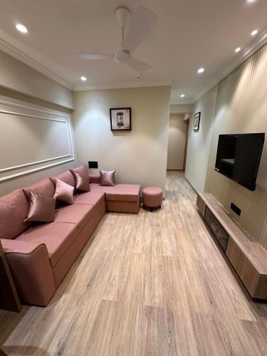 TV a/nebo společenská místnost v ubytování Rudraya Homes - Cozy Premium Serviced Apartments Khar - next to Bandra