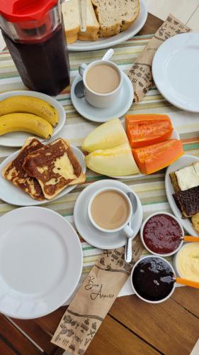 einen Tisch mit Frühstücksteller und Kaffee in der Unterkunft Pousada Félix in Nova Petrópolis