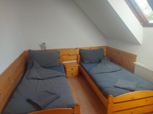 two twin beds in a small room with a window at Apartman116 Airport in Vecsés