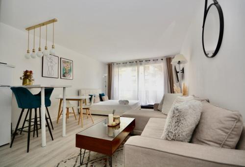 un salon avec un canapé et une table dans l'établissement Studio Trocadero - Sablons, à Paris