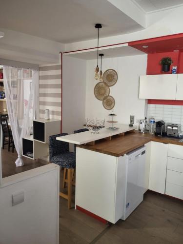 Η κουζίνα ή μικρή κουζίνα στο Spacious town house with balcony