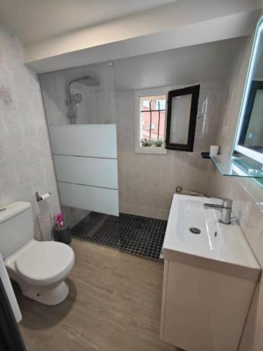une salle de bain avec des toilettes blanches et un lavabo dans l'établissement Maison classé 3 étoiles Pérols avec terrasse et clim, à Pérols