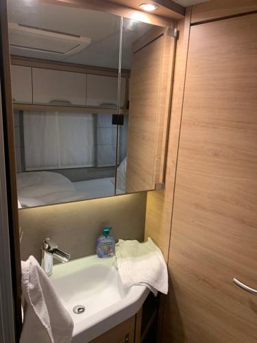 Ένα μπάνιο στο 5 Sterne Wohnwagen - reservierter Stellplatz - direkt am Messegelände-Duschräumlichkeiten- CARAVAN at Fair Ground - Kitchen - Heating - WorkPlace- Campsite extra on cost -payable at fair ground approx 39 - 49 EUR-Stellplatz bezahlbar direkt bei GfVMesse