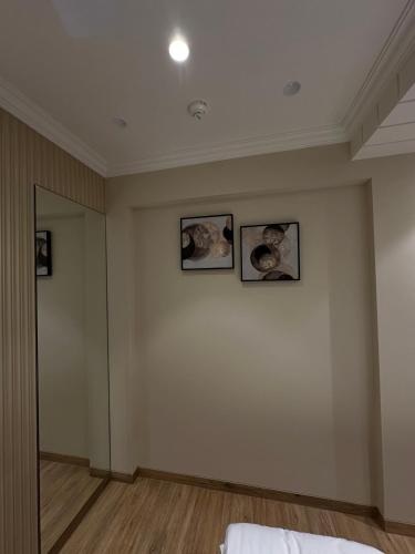 Postel nebo postele na pokoji v ubytování Rudraya Homes - Cozy Premium Serviced Apartments Khar - next to Bandra