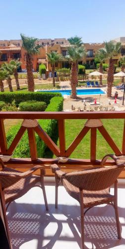 Mountain View Sokhna 1, steps to HEATED POOL" 4Rooms, Direct to Pool, 300 M to Beach & Dayra Camp, Families ONLY