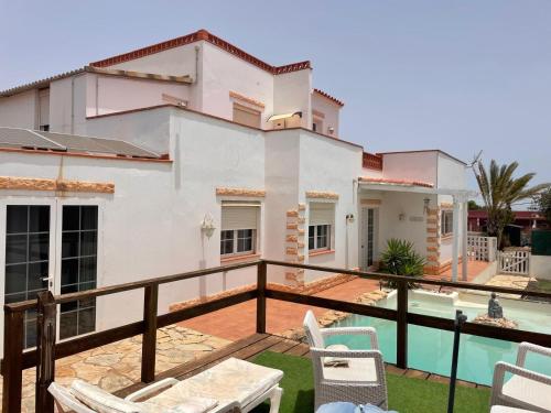 una villa con vistas a la piscina en Aloha Villa con piscina, en Triquivijate